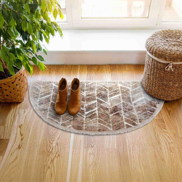 Halbrunde Fußmatte mit Zickzackmuster, Schuhen, Korb und Zimmerpflanze vor Fenster