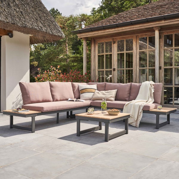 Modernes Garten-Lounge-Set aus Aluminium und Holz, bestehend aus einem Ecksofa mit integrierten Ablagen, taupefarbenen Polstern und einem Couchtisch.