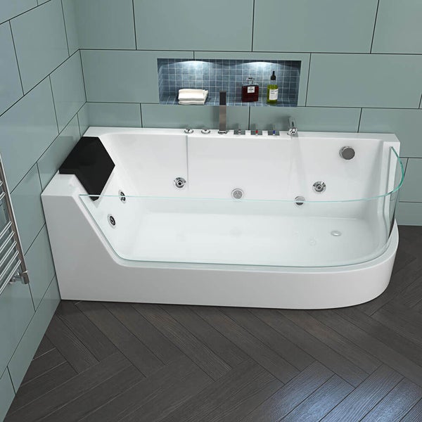 Weiße Eckbadewanne mit Whirlpoolfunktion, Kopfstütze und fest montierter Glasduschwand in einem gefliesten Badezimmer.