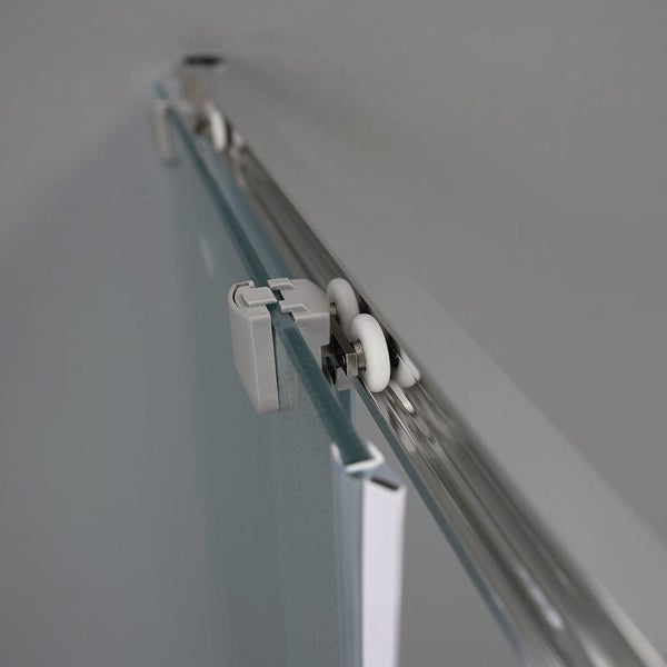 Detailaufnahme eines Schiebetürsystems für eine Dusche mit Rollenführung