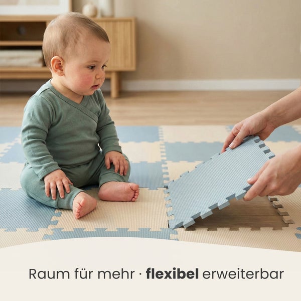 Baby sitzt auf einer Schaumstoff-Puzzlematte, die händisch flexibel erweitert wird.