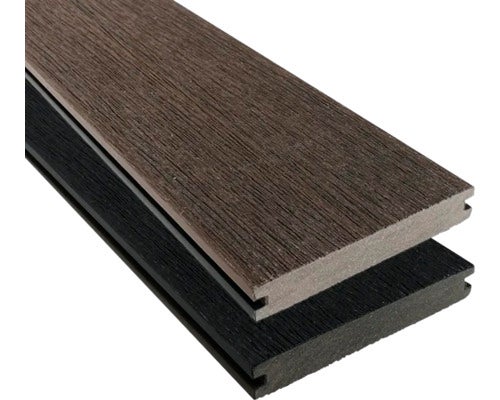 Terrassendiele aus Wood-Plastic-Composite mit Holzstruktur und seitlicher Nut.