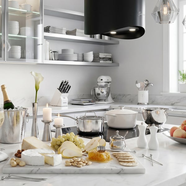 Moderne helle Küche mit Marmorarbeitsplatte, Kochinsel mit Käseplatte, Induktionskochfeld und Dunstabzugshaube.