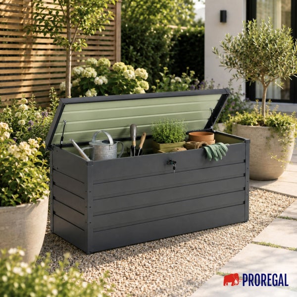 Offene Gartenbox aus Metall in einem hellen Garten auf Kies, gefüllt mit Gießkanne, Werkzeugen und Pflanzen. Organisierte Optik. Proregal Logo.