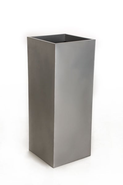Hohe rechteckige Pflanzsäule aus Metall.