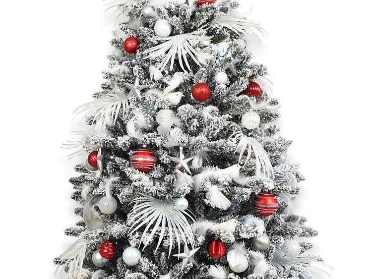Künstlicher Weihnachtsbaum mit Schneebeschichtung und festlichem Weihnachtsschmuck wie Kugeln, Sternen und Dekovögeln in Rot und Weiß.