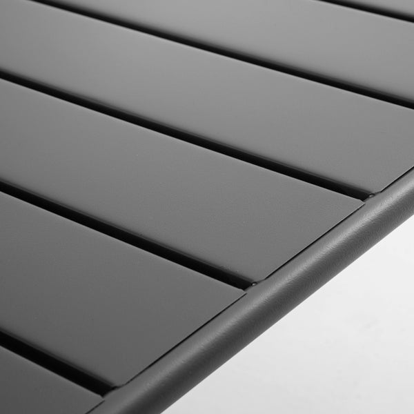Detailansicht der Lamellen einer Gartentischplatte aus Aluminium.