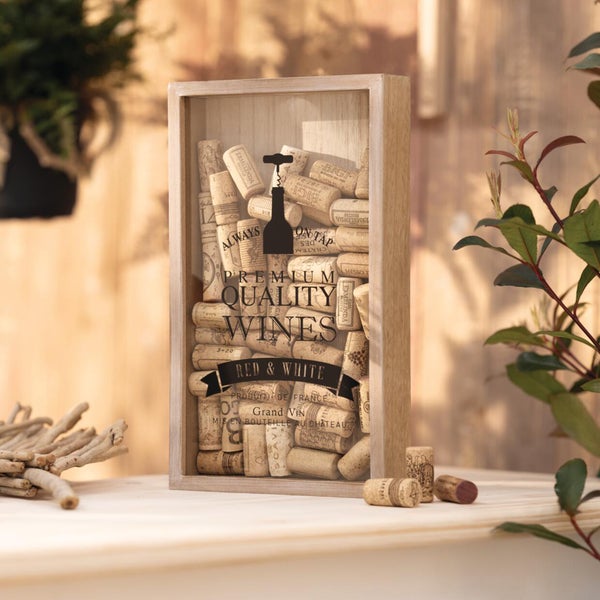 Holzrahmen als Sammelbox für Weinkorken mit Glasscheibe und schwarzem Aufdruck Premium Quality Wines.