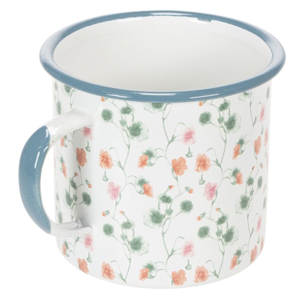 Emaille-Becher mit Blumenmuster und blauem Rand