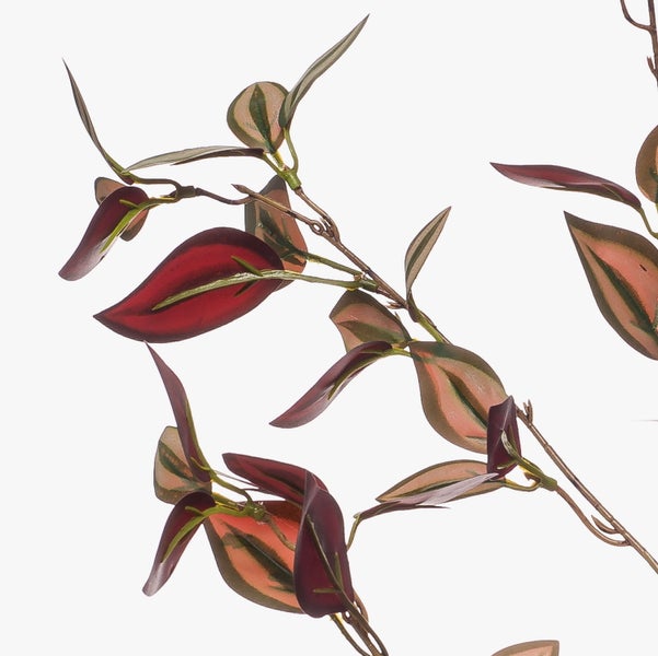 Künstlicher Pflanzenzweig mit gestreiften Blättern und dunkelroter Unterseite.