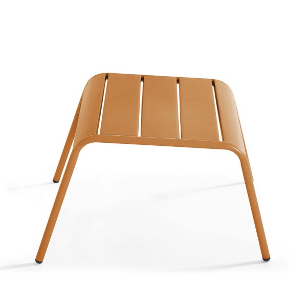 Garten-Loungesessel aus Metall mit Armlehnen und passendem Hocker in bronzefarbenem Lattendesign.