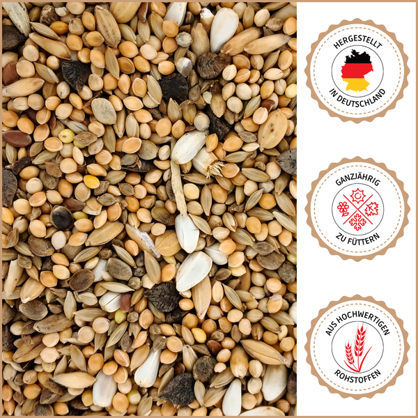 Nahaufnahme von Vogelfutter mit den Siegeln: Hergestellt in Deutschland, ganzjährig zu füttern und aus hochwertigen Rohstoffen.