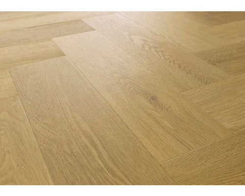 Verlegtes Laminat im Fischgrätmuster