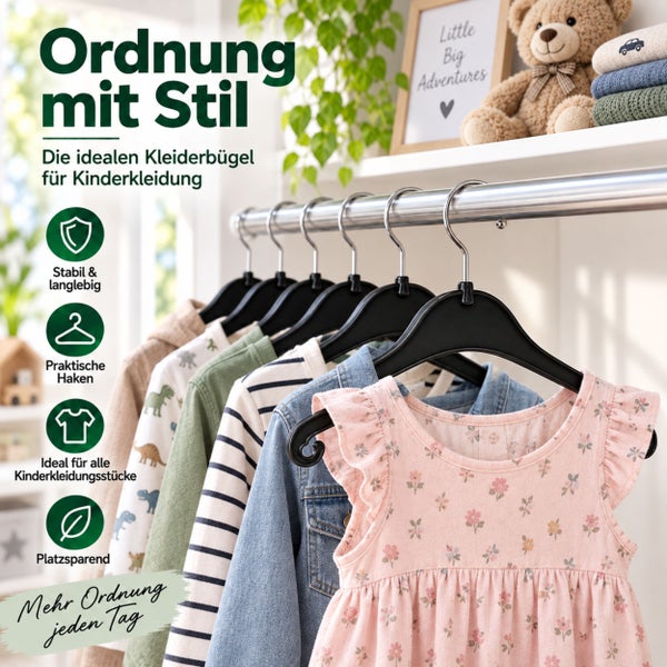 Stabile und platzsparende Kleiderbügel für Kinderkleidung hängen an einer Kleiderstange im Kinderzimmer für mehr Ordnung im Kleiderschrank.