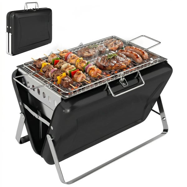 Tragbarer Koffer-Holzkohlegrill aus schwarzem Metall mit Fleischspießen, Steaks und Würstchen auf einem verchromten Grillrost.