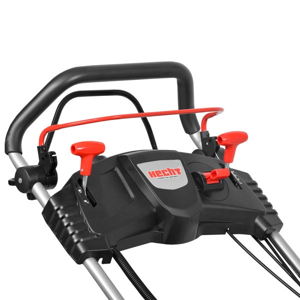 Nahaufnahme der Bedienelemente eines Rasenmähers mit Hecht Logo