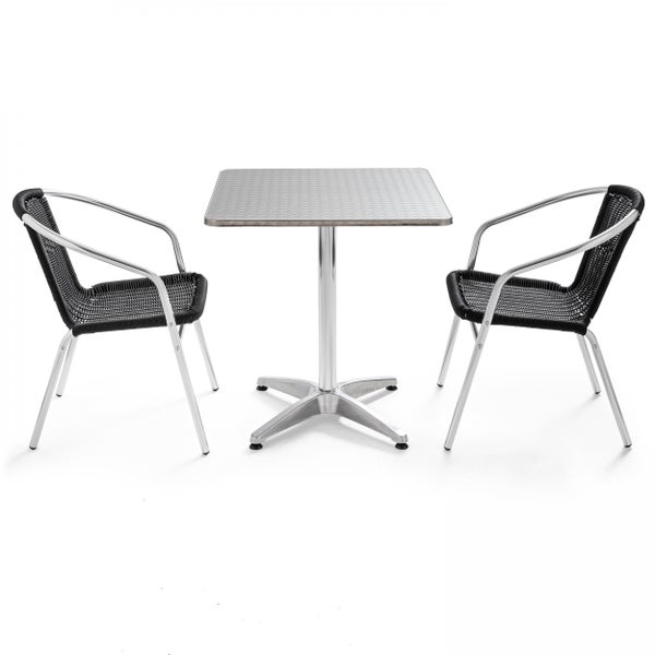 Bistrogarnitur aus quadratischem Metalltisch mit strukturierter Platte und zwei Stühlen mit schwarzem Geflecht und Metallgestell.