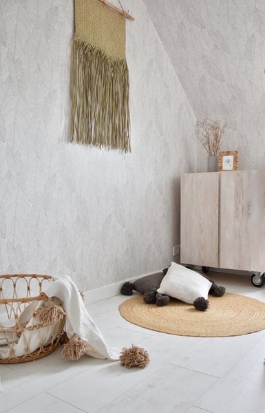 Gemütliches Zimmer mit Dekorationen und Möbeln im natürlichen Stil