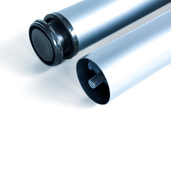 Zwei runde Metalltischbeine mit verstellbarem Fußteil und Gewindestange zur Befestigung.