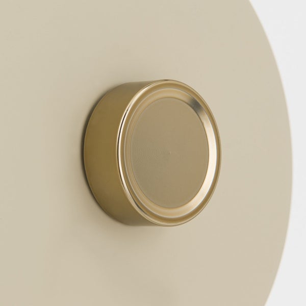 Detailaufnahme einer runden Wandleuchte