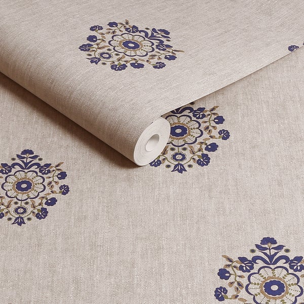Vliestapete mit Ornament-Muster und feiner Leinenoptik