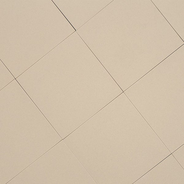Quadratische Bodenfliesen mit einer glatten Oberfläche im Verlegemuster