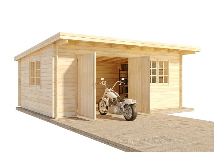 Großes Gartenhaus aus Holz mit Pultdach, geöffneten Doppeltüren und Sprossenfenstern. Ein Motorrad steht im hellen Innenraum.