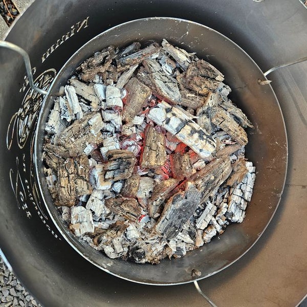 Grillkohleanzünder mit glühenden Kohlen