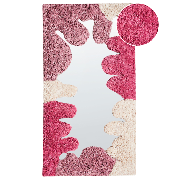 Gartenszene mit Holztisch und Stühlen mit Auflagen auf einer Terrasse.