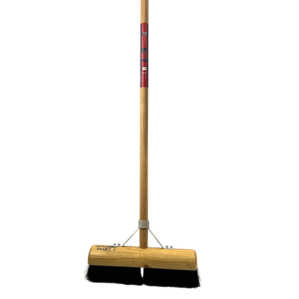 Kehrbesen mit Holzstiel und schwarzen Borsten