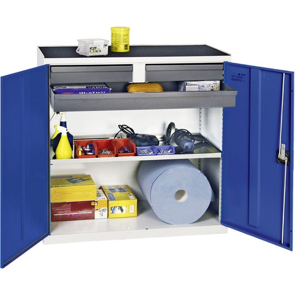 Offener Werkstattschrank aus Metall mit blauen Türen, Schubladen, Fachböden, einer Papierrolle und diversen Werkzeugen.