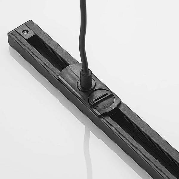 Schwarze Stromschiene für Schienensysteme mit angeschlossenem Stromeinspeiser inklusive Drehschalter.