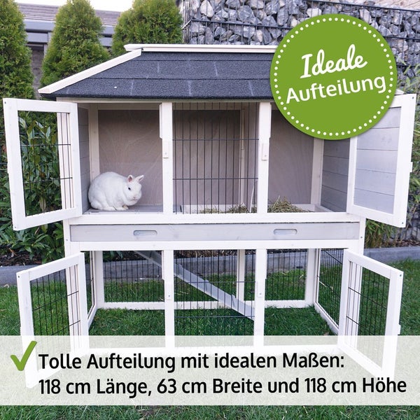 Kleintierstall aus Holz mit zwei Etagen, Rampe und Drahtgitter. Maße 118 Zentimeter Länge, 63 Zentimeter Breite und 118 Zentimeter Höhe.