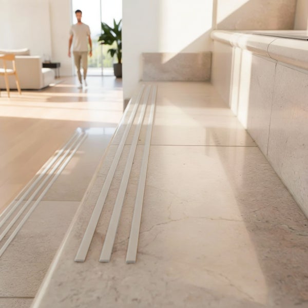 Treppenstufenprofil aus Metall als Kantenschutz und Rutschhemmung auf einer Steintreppe im modernen Wohnraum.