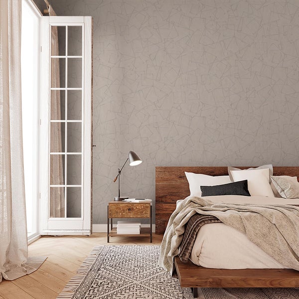 Modernes Schlafzimmer mit Vliestapete mit geometrischem Linienmuster in einem hellen, einladenden Raum mit Holzbett und Nachttisch.