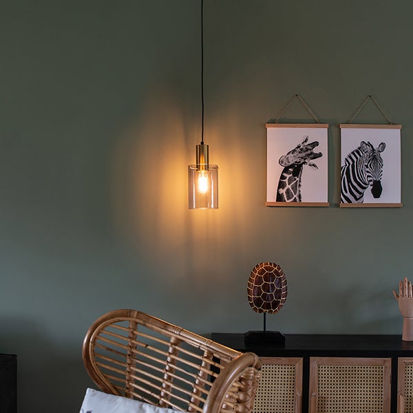 Hängelampe mit Glasschirm im Wohnzimmer