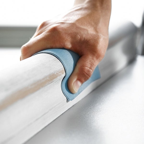 Hand schleift Holz mit Schleifpapier