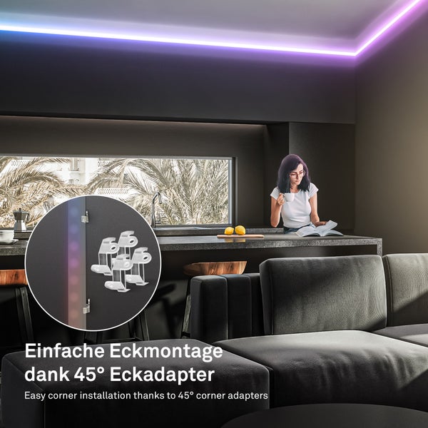 LED Streifen mit 45 Grad Eckadaptern montiert an einer Decke in einer modernen Küche mit indirekter Beleuchtung.