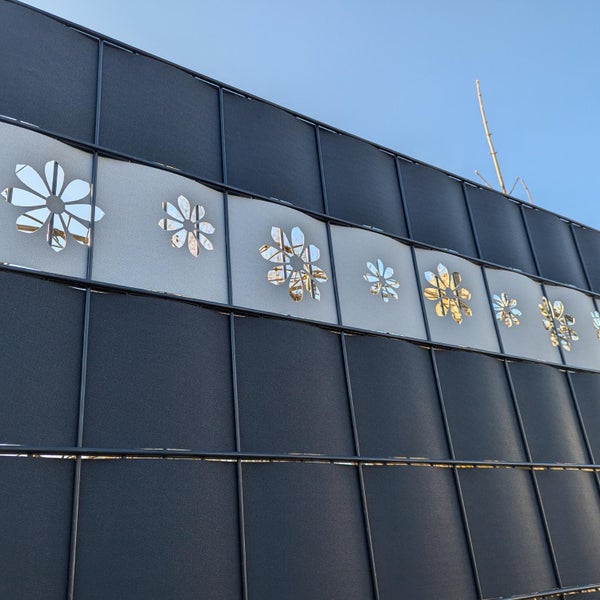 Zaunelement mit Blumenmuster für den Garten