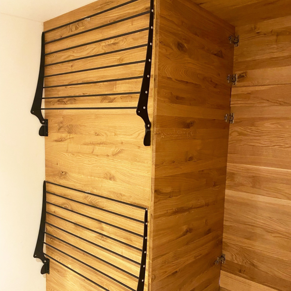 Holzschrank mit ausziehbaren Regalen