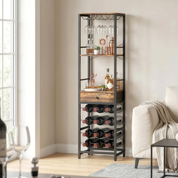 Weinregal im Industriedesign aus Metall und Holz mit Glashalter, Schublade und Platz für Weinflaschen in einem hellen Wohnzimmer.