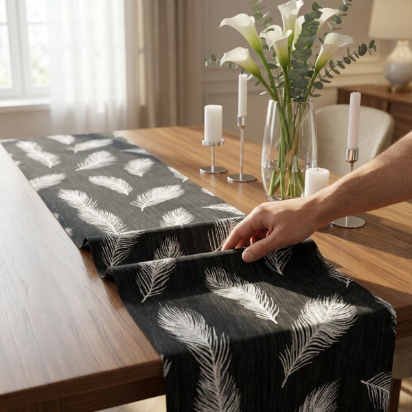 Tischläufer mit Feder-Muster auf einem Holztisch mit Dekoration, handgesteuert für eine elegante Tischdekoration.