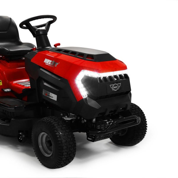 Detailansicht eines roten Aufsitzmähers mit Scheinwerfern und dem Hecht Logo.