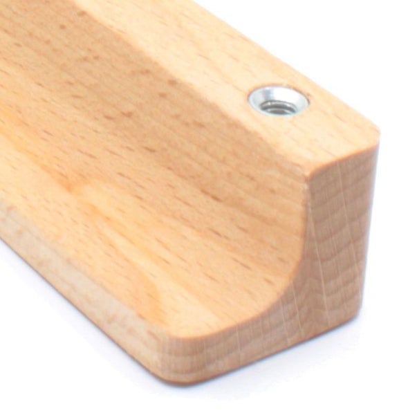 Holzelement mit Aussparung und Schraubloch