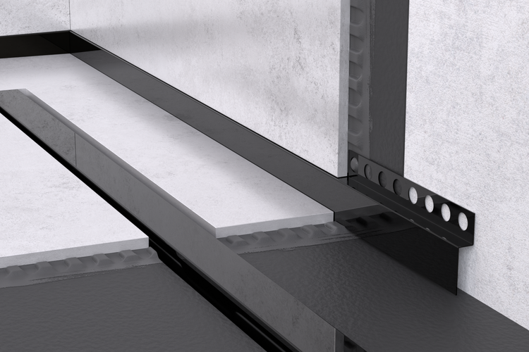 Duschrinnenprofil aus Metall für den Wandanschluss bei Bodenfliesen.