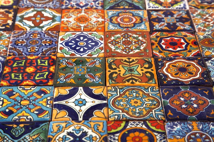 Theke mit bunten Fliesen und Speisekarte im Hintergrund.