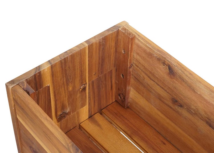 Detailansicht der Innenecke eines Pflanzkastens aus Holz mit Bodenlatten und sichtbarer Verschraubung.