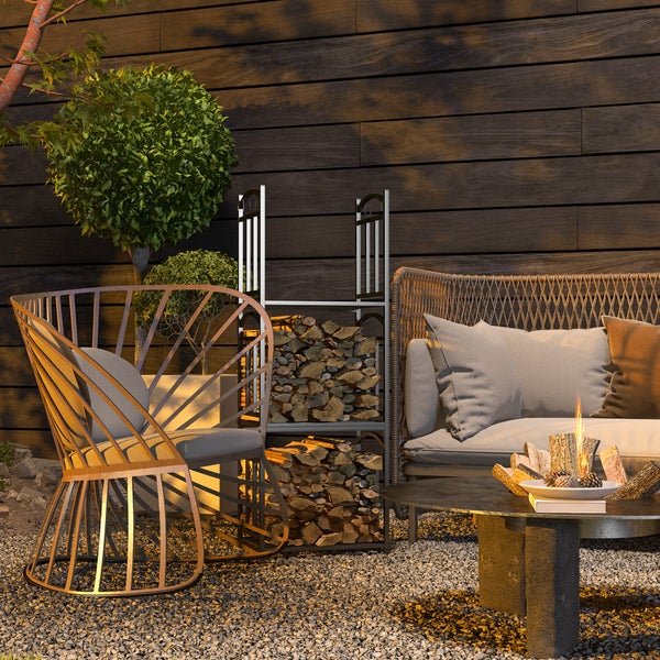Szene mit einem Sessel, einem Sofa, einem Tisch und einem Holzregal im Freien