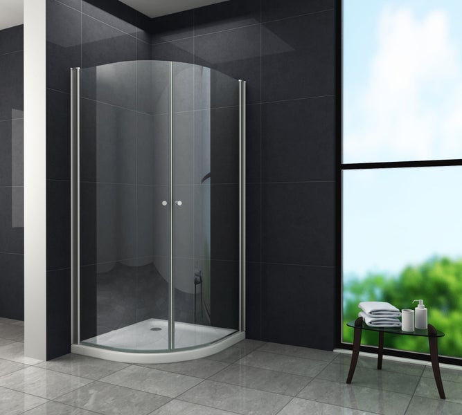 Eckdusche mit Glastüren in einem Badezimmer mit dunklen Fliesen.