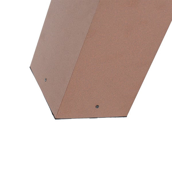 Detailansicht einer quadratischen Metall-Gartenleuchte oder eines Pfostens in Rostoptik mit sichtbaren Schrauben am Sockel.